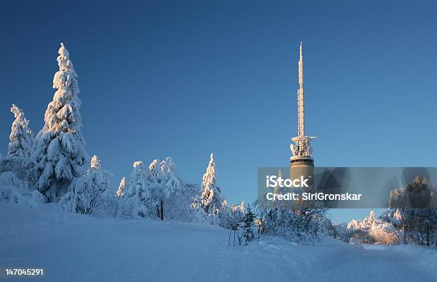 Foto de Tryvann Tower Fora De Oslo e mais fotos de stock de Noruega - Noruega, Antena de Televisão, Estação de Telefonia Celular