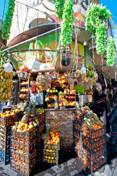 negozio d'angolo carico di frutta, the souk, centro di amman, giordania - jordan amman market people foto e immagini stock