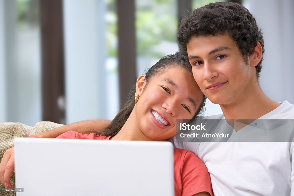 Adolescente de casal relaxar em casa - Foto de stock de Adolescente royalty-free