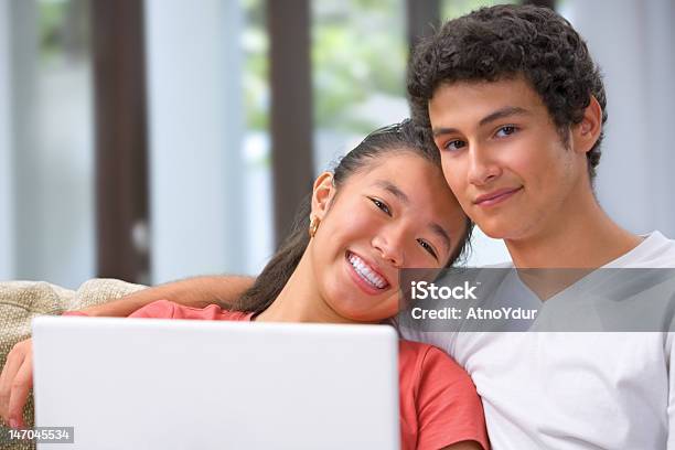 Foto de Adolescente De Casal Relaxar Em Casa e mais fotos de stock de Adolescente - Adolescente, Adolescentes Meninas, Amor