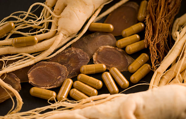 ドライチョウセンニンジンスライス、カプセルとルーツ - ginseng dried plant homeopathic medicine dry ストックフォトと画像