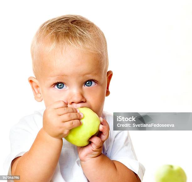 키드 및 사과들 사과에 대한 스톡 사진 및 기타 이미지 - 사과, 아기, 12-17 개월