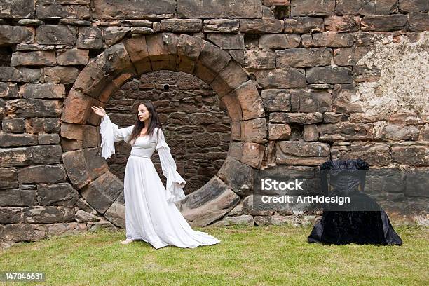 Foto de Faerie Dança e mais fotos de stock de Abadia - Mosteiro - Abadia - Mosteiro, Adulto, Bailarina