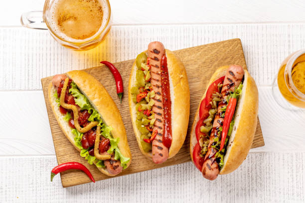 Różne hot dogi i piwo – zdjęcie