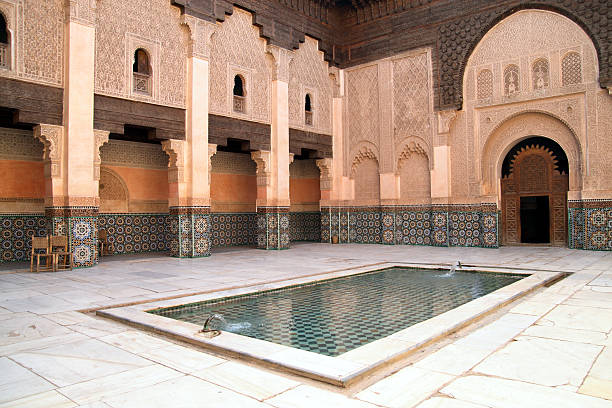 madrassa в марракеш - fountain courtyard tile wall стоковые фото и изображения