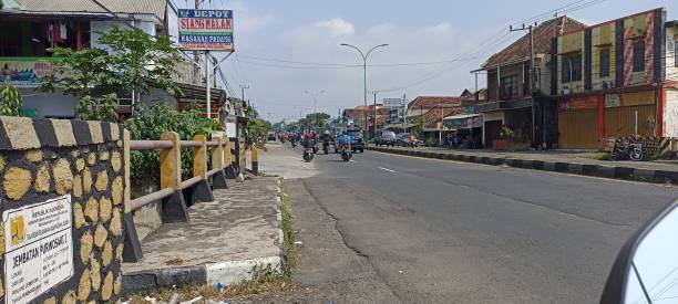 istock Side view road at morning pandaan indonesia 1470473106
