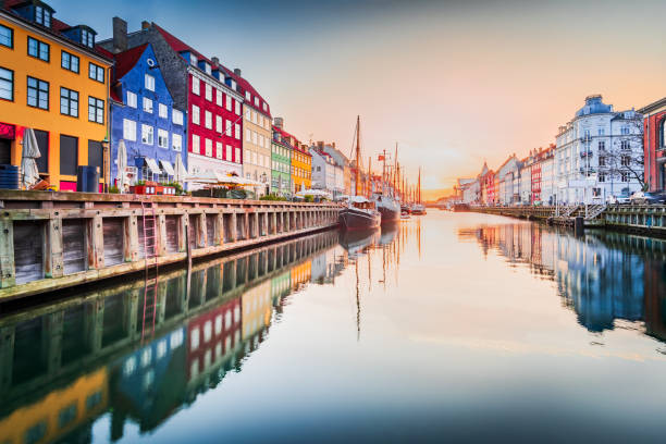 덴마크 코펜하겐. 코벤하운의 상징적인 운하인 니하운, 다채로운 일출 물 반사. - 코펜하겐 뉴스 사진 이미지