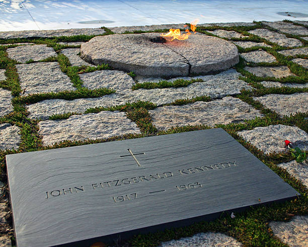 jfk memorial en el cementerio nacional de arlington - arlington virginia cemetery arlington national cemetery national landmark fotografías e imágenes de stock