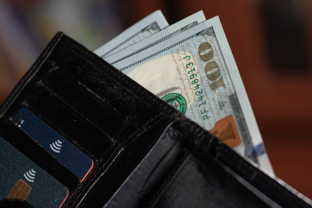 お金でいっぱいの財布、富のコンセプト。 - currency paper currency wealth one hundred dollar bill ストックフォトと画像