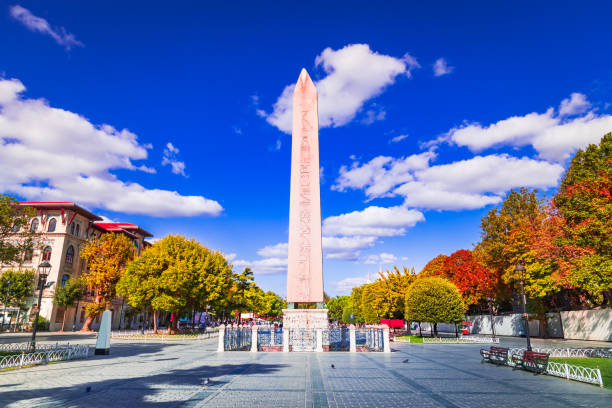 istanbul, türkei. obelisk von theodosius, ägyptisches erbe in der innenstadt von sultanahmet. - amphitheater stock-fotos und bilder