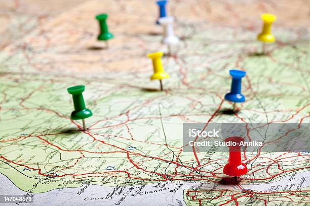 Con Tachuelas Resistentes De Planificación Foto de stock y más banco de imágenes de Mapa de carretera - Mapa de carretera, Alfiler, Mapa