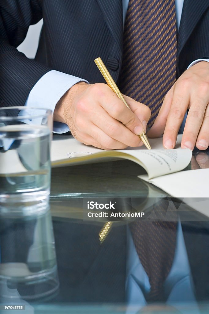 Empresario escribiendo en un documento - Foto de stock de Adulto libre de derechos