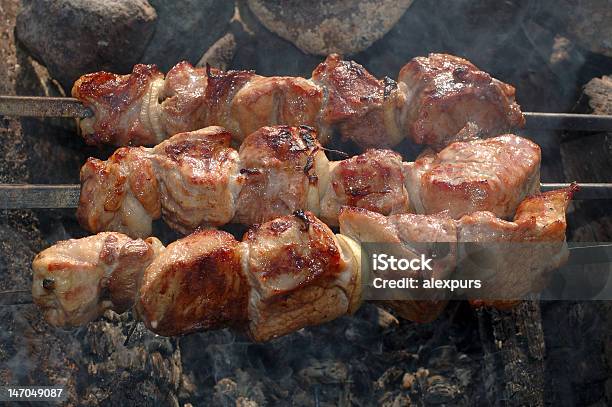 Apetitosa Tostado Shish Kebab Foto de stock y más banco de imágenes de Acero - Acero, Alimento, Amarillo - Color