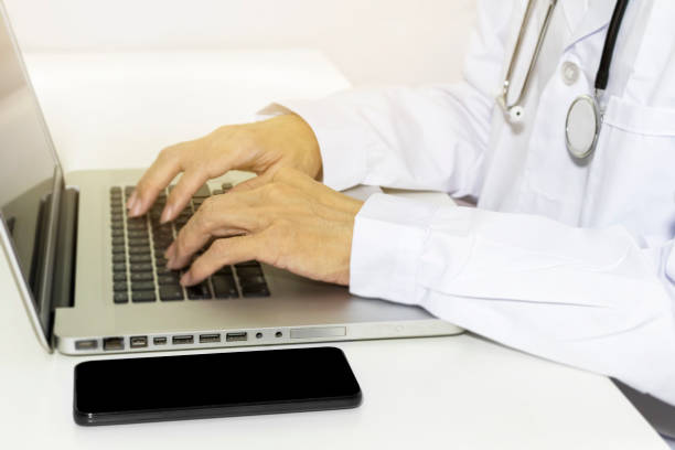 istock Doctors work on computers. collect patient records and medical information. 1470491114