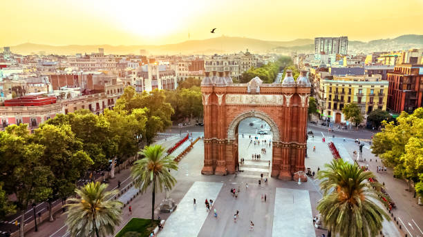 vista aérea del arco del triunfo en barcelona, españa - español fotografías e imágenes de stock