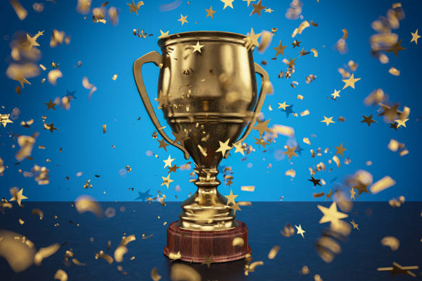 concetto di celebrazione del vincitore con un trofeo d'oro e coriandoli - gold confetti star shape nobody foto e immagini stock