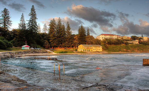 yamba piscina de roca al mar en la playa con olas de ruptura - yamba fotografías e imágenes de stock