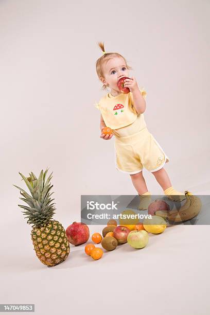 Photo libre de droit de Un An Enfant Avec Des Fruits Dans Le Studio banque d'images et plus d'images libres de droit de Agrume - Agrume, Aliment, Ananas