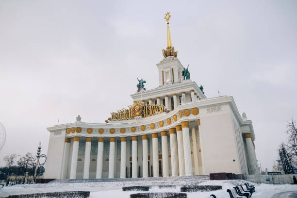 architecture historique de l’époque de l’urss au vdnkh à moscou par une journée d’hiver ensoleillée - vdnh photos et images de collection