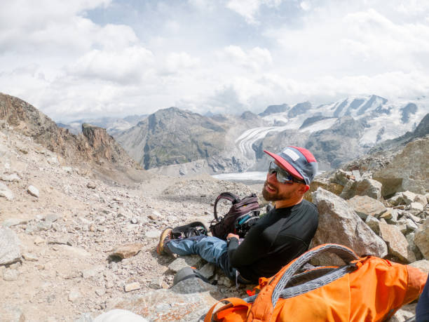 mountain climber on summit, happy face - conquering adversity wilderness area aspirations achievement imagens e fotografias de stock