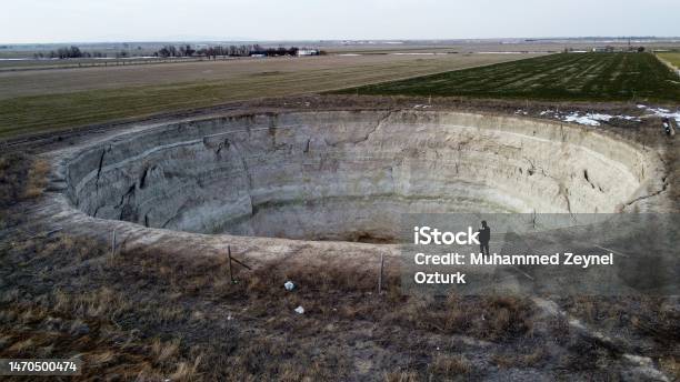 Large Collapse Sinkhole Or Obruk In Karapınar Stock Photo - Download Image Now