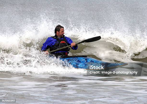 Kajakfahrer Surfen Auf Einer Welle Stockfoto und mehr Bilder von Aufregung - Aufregung, Brandung, Extremsport