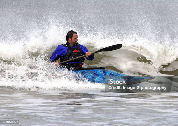 Photo libre de droit de Kayakiste Surfer Sur La Vague banque d'images et plus d'images libres de droit de Canoë - Canoë, Eau, Espace texte