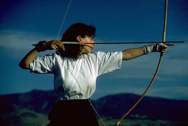bogenschützin - archery bow arrow women stock-fotos und bilder