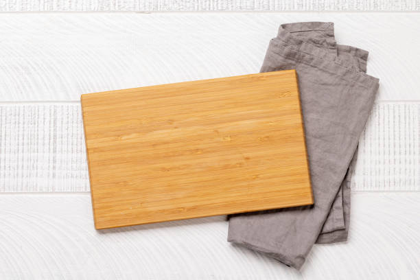 Drewniana deska do krojenia i ręcznik kuchenny – zdjęcie