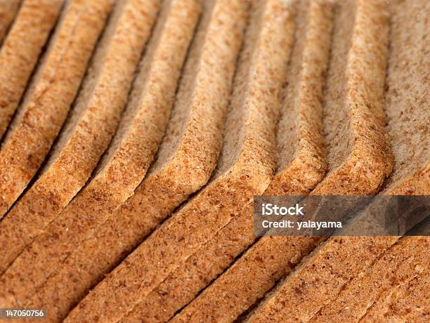 Closeup View Di Fette Di Pane Integrale - Fotografie stock e altre immagini di Alimentazione sana - Alimentazione sana, Alimento di base, Cibi e bevande