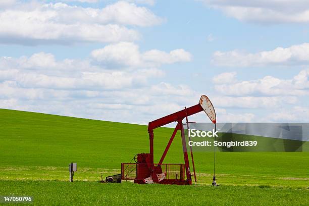 レッド Pumpjack - アルバータ州のストックフォトや画像を多数ご用意 - アルバータ州, カナダ, ガソリン
