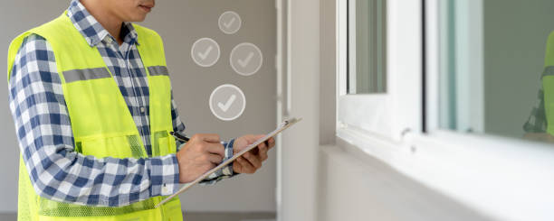 検査官またはエンジニアは、チェックリストを使用して建設および品質保証の新しい家を検査しています。エンジニア、建築家、またはコンタクタは、住宅所有者に引き渡す前に家を建てる� - house quality control examining construction ストックフォトと画像