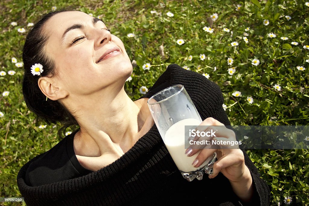 Belle femme tenant un verre de lait - Photo de Adulte libre de droits