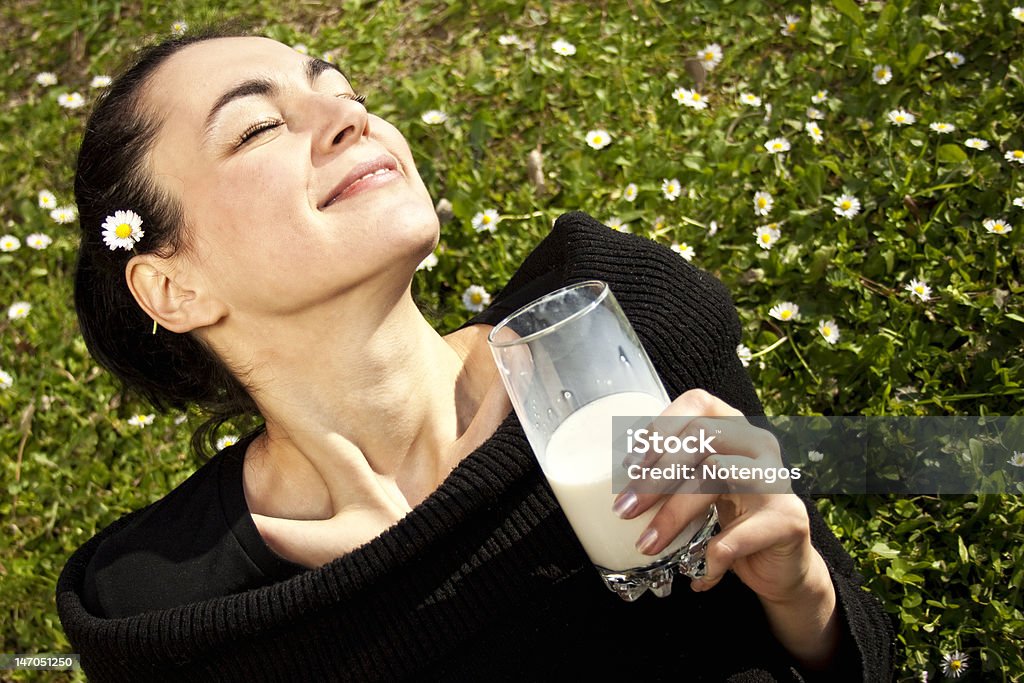 Bella donna con un bicchiere di latte - Foto stock royalty-free di Adulto