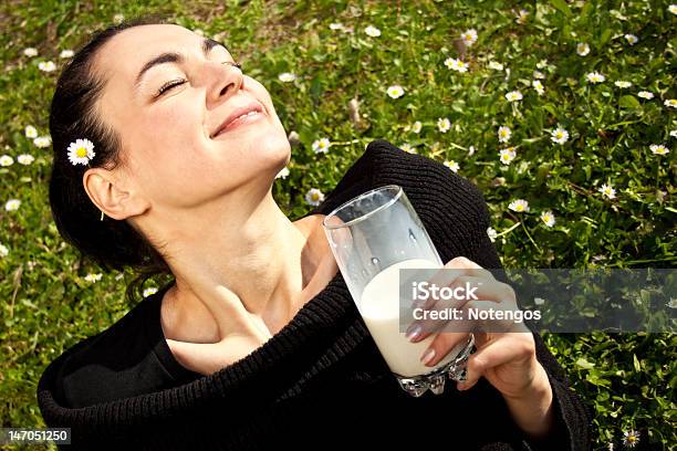 Bella Donna Con Un Bicchiere Di Latte - Fotografie stock e altre immagini di Adulto - Adulto, Ambientazione esterna, Bere