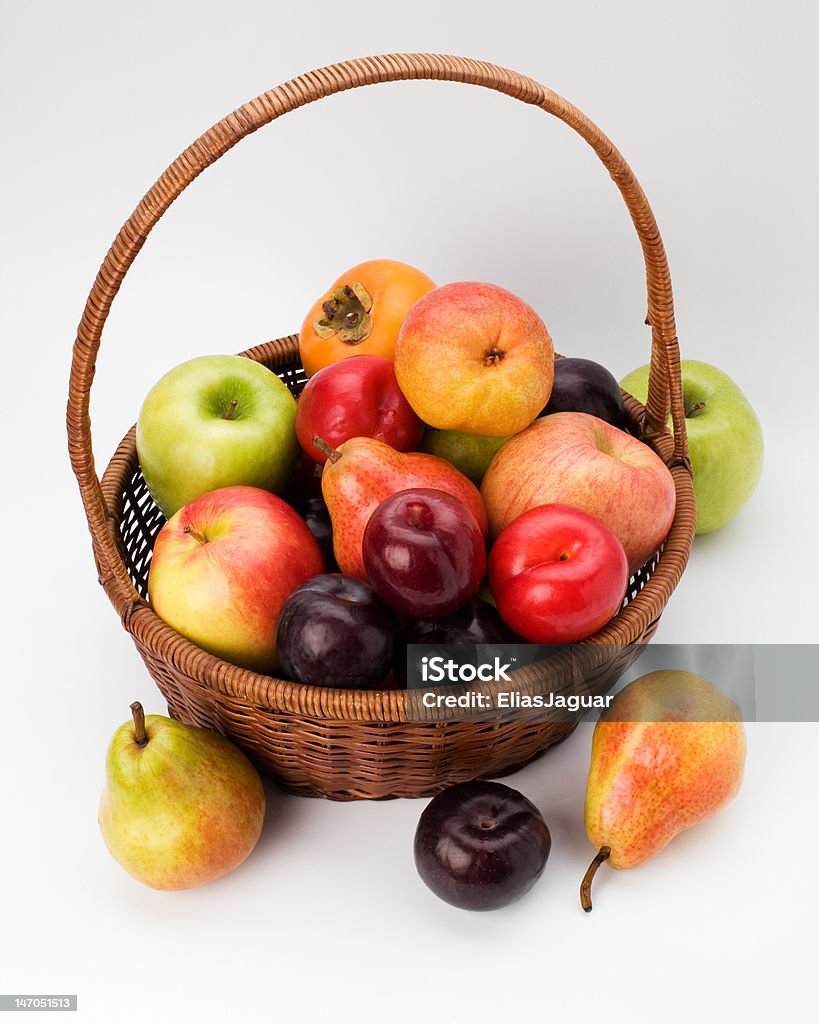 Weidenkorb mit Obst - Lizenzfrei Apfel Stock-Foto