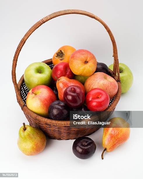 Cestino Di Vimini Pieno Di Frutta - Fotografie stock e altre immagini di Alimentazione sana - Alimentazione sana, Ambientazione esterna, Arancione