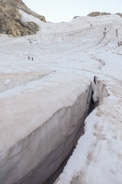 crevasse dans le glacier, suisse - crevasse glacier snow european alps photos et images de collection