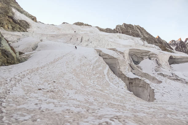 crevasse dans le glacier, suisse - crevasse glacier snow european alps photos et images de collection