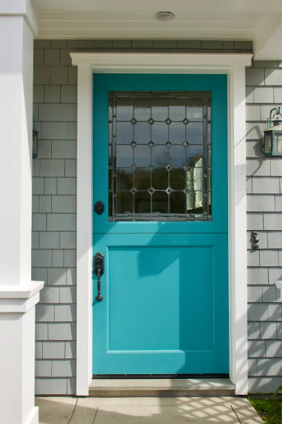 istock Classic beach cottage with bright blue front door 1470518900