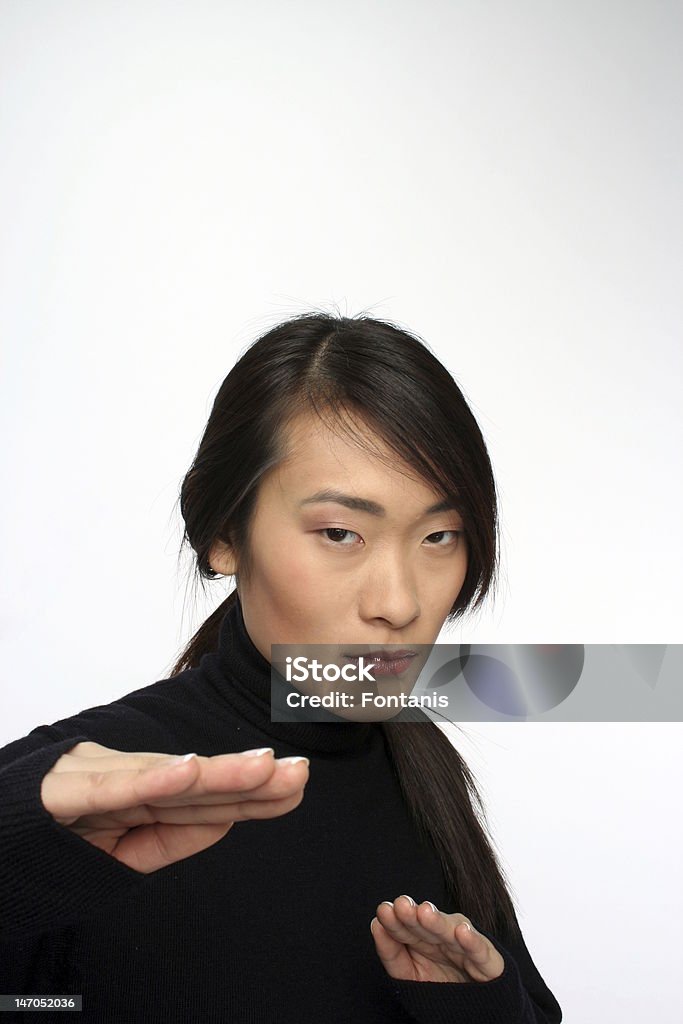 Joven mujer asiática en pose de combate - Foto de stock de Actividad libre de derechos