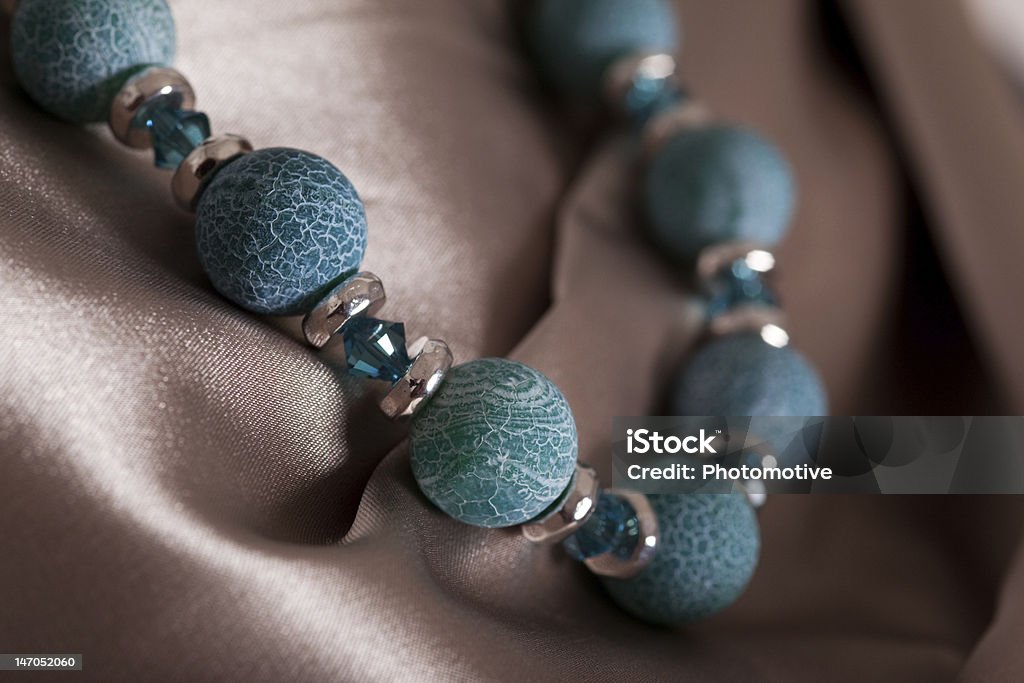 Raso lucido Collana di perle su - Foto stock royalty-free di Argentato