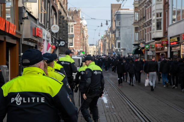 amsterdam, damrak - football police officer crowd stock-fotos und bilder