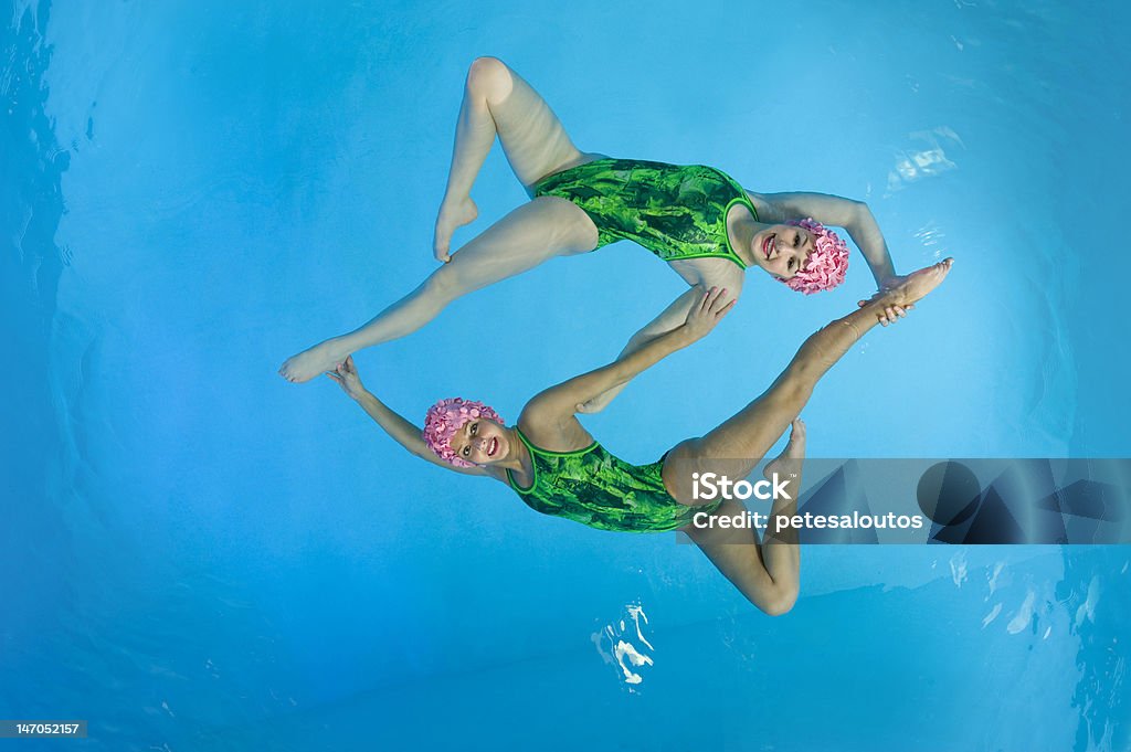 Синхронные пловцы - Стоковые фото Синхронное плавание роялти-фри