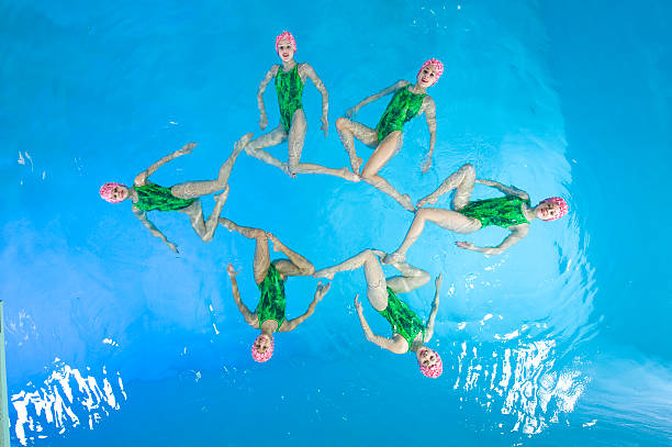 nado sincronizado - synchronized swimming swimming sport symmetry - fotografias e filmes do acervo