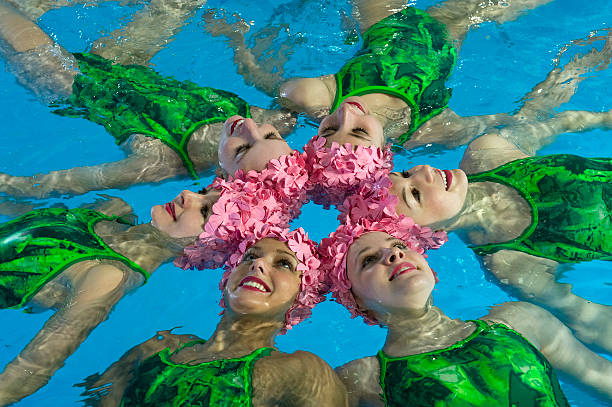 nadadoras sincronizadas - synchronized swimming swimming sport symmetry imagens e fotografias de stock