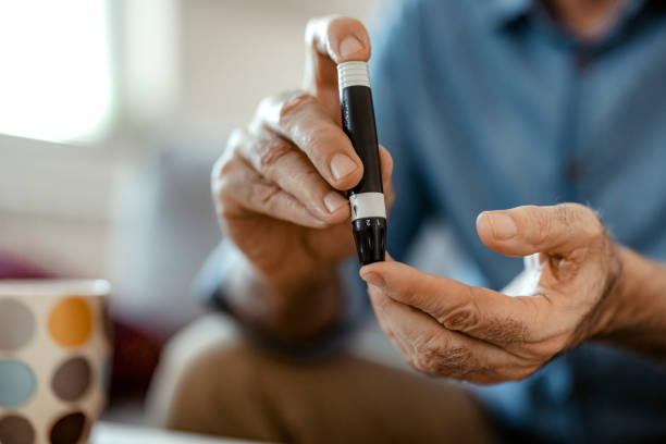 measuring glucose level with glucometer - diabetes imagens e fotografias de stock