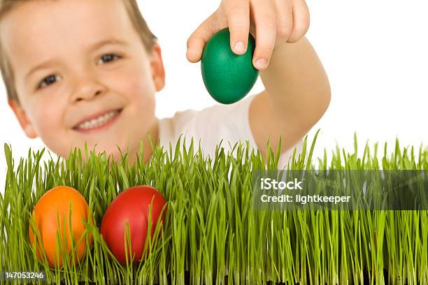 Glückliche Junge Mit Ostern Eier Auf Dem Rasen Stockfoto und mehr Bilder von Bunt - Farbton - Bunt - Farbton, Feiern, Fotografie