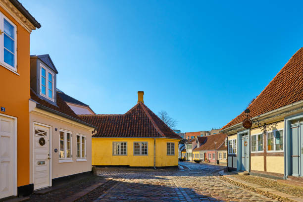 vista iconica con la casa d'infanzia di hans christian andersen - odense hans christian andersen town denmark foto e immagini stock