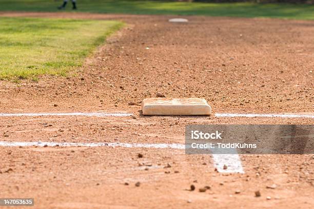 Primera Base De Campo De Béisbol Foto de stock y más banco de imágenes de Aire libre - Aire libre, Base - Artículos deportivos, Béisbol